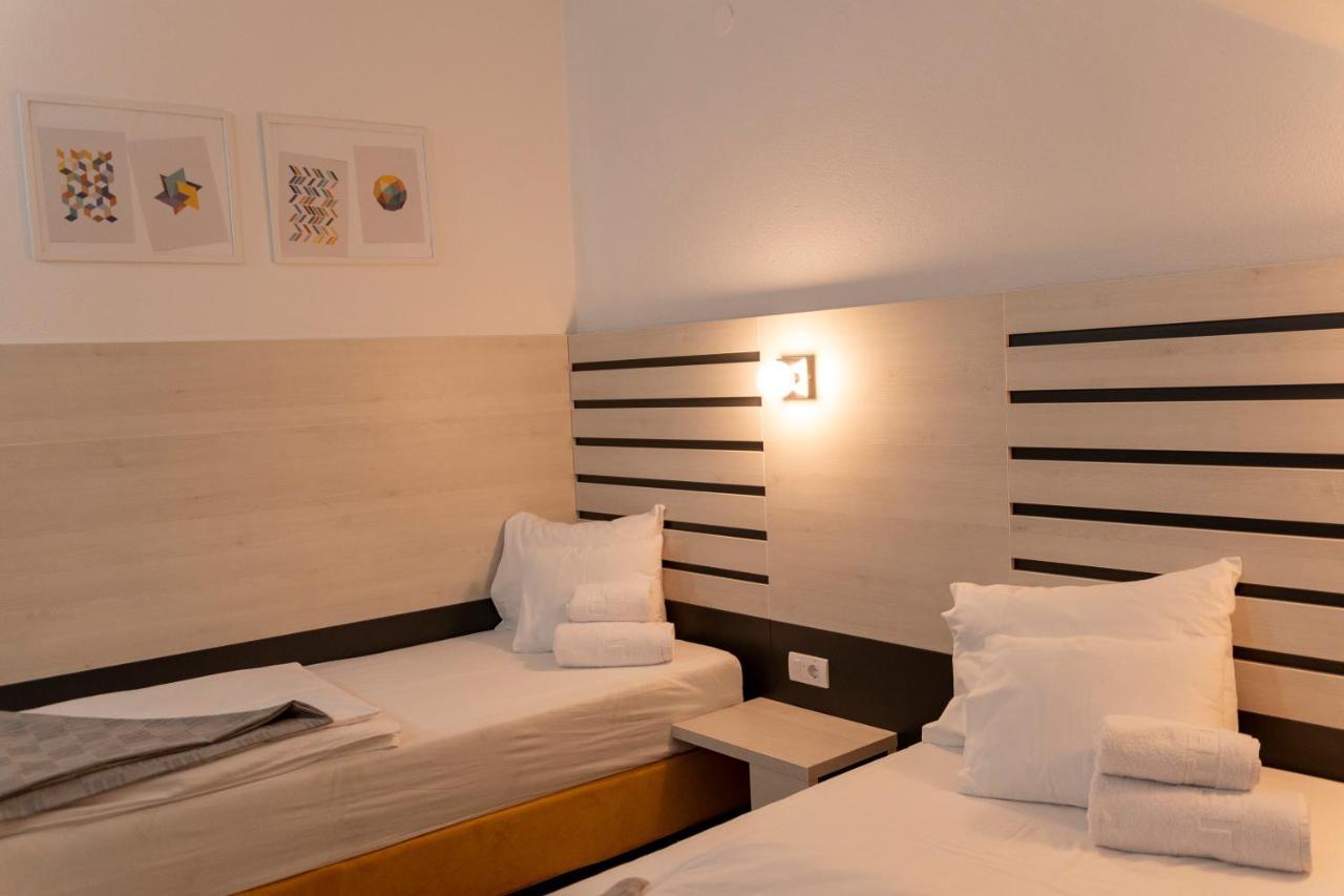 Garni Hotel 11Tica Dm Novi Sad Exterior photo
