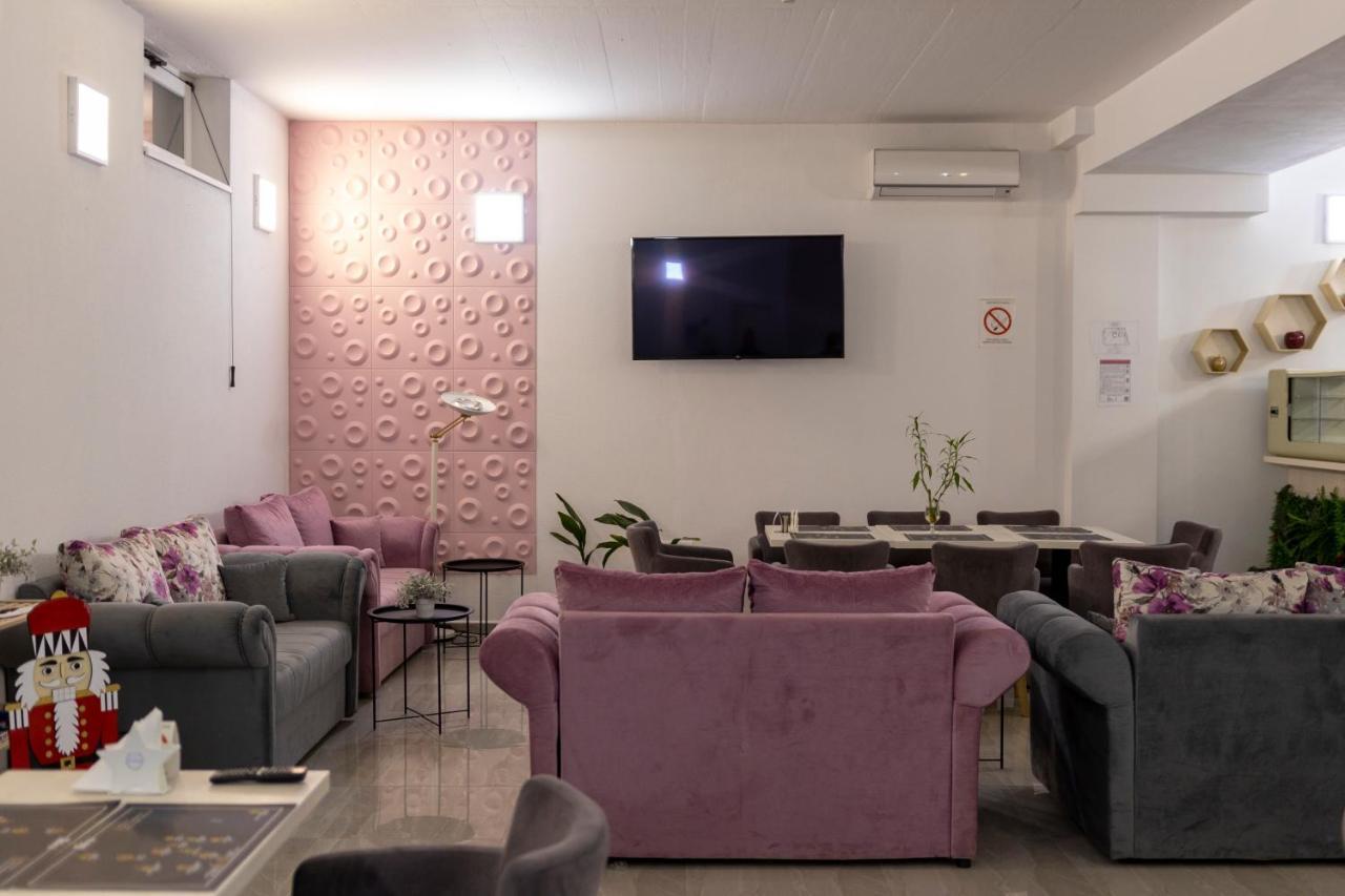 Garni Hotel 11Tica Dm Novi Sad Exterior photo