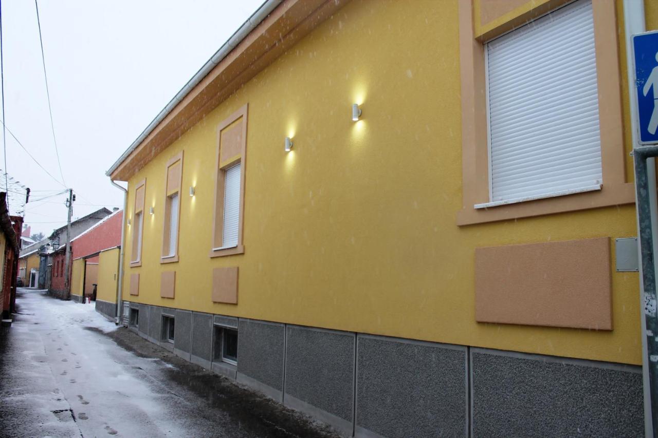 Garni Hotel 11Tica Dm Novi Sad Exterior photo