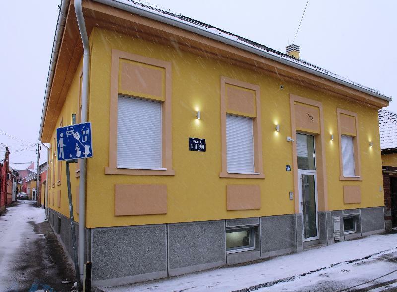 Garni Hotel 11Tica Dm Novi Sad Exterior photo