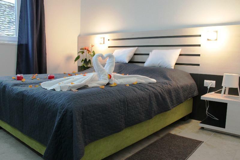Garni Hotel 11Tica Dm Novi Sad Exterior photo